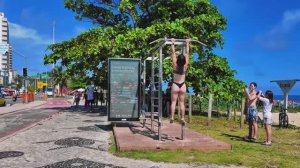 Красивая женщина в микробикини подтягивается на турнике у всех на виду 👀