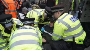 الشرطة البريطانية تعتقل معتصمين مؤيدين لـ"فلسطين أكشن" أمام وزارة العدل وسط لندن
