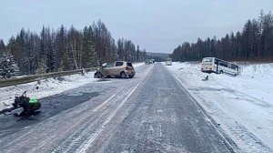 В ДТП с пассажирским автобусом на трассе в Якутии пострадали 3 человека