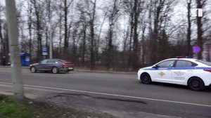 В Ярославле водитель не пропустил женщину с тремя детьми и коляской и сразу был задержан