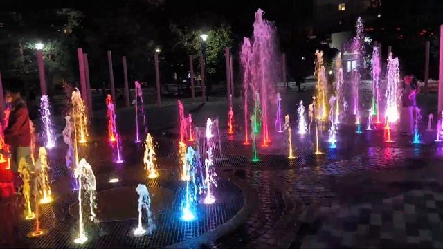 Белгород в почаевском сквере такой красивый вечерний фонтан.