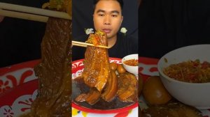 Таец ест свинину.  Мукбанг. ASMR. Китайцы едят на камеру. Мокбанг (480p)