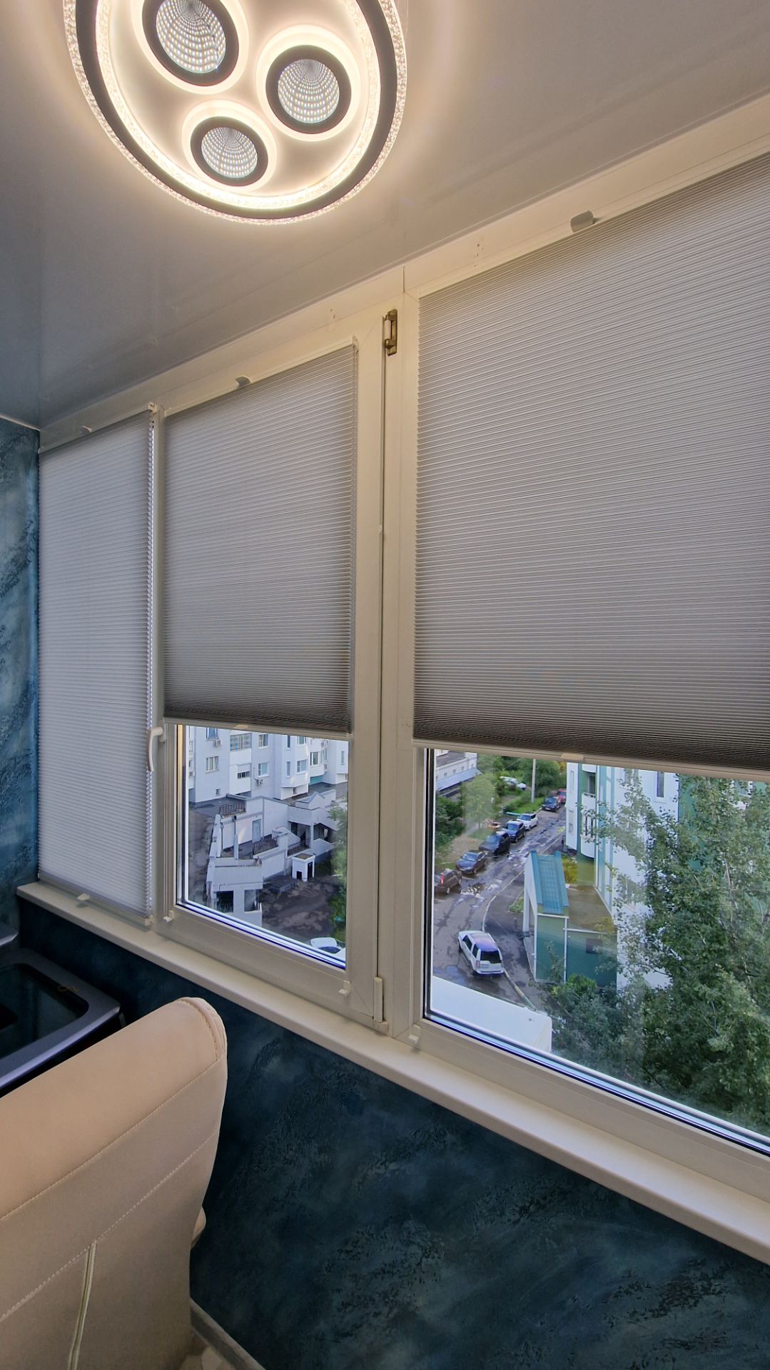 Шторки гофре на лоджию. Натяжная система. Вверх-вниз. Ткань Тренто серый.