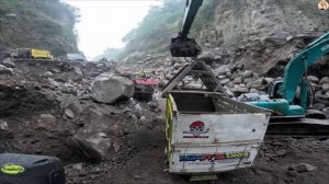 Строительство, экскаватор копает песок