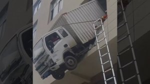 🚚В Китае спасатели выручили застрявшего над пропастью водителя