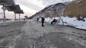 На набережной Барнаула появился четырехметровый арт-объект, символизирующий реку Обь