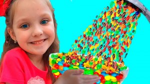 Лиза с папой и их забавная история с конфетами - Волшебный душ - Видео для детей с Лизой