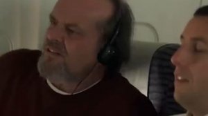 В фильме «Управление гневом» есть сцена, которая разворачивается в самолёте.