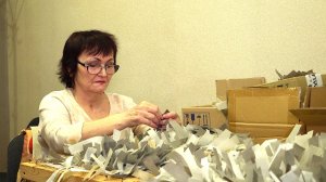 Белоярские волонтёры изготавливают зимние маскировочные сети для участников СВО