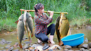 Мать одиночка поймала в реке гигантский косяк рыб и принесла их на рынок, чтобы продать. Вьетнам