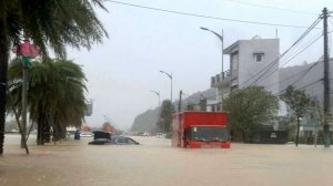 Число жертв наводнения во Вьетнаме растет