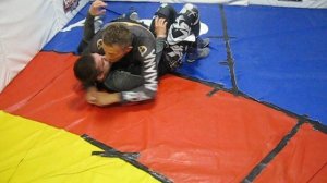 2017 год. При уходе соперника от удержания сбоку махом ног переходим на другую сторону.