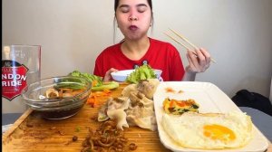 Филиппинка ест  лапшу, вонтоны и салат.  Мукбанг. ASMR. Корейцы едят на камеру. Мокбанг (1080p)