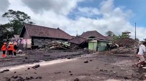 Лава вулкана Семеру растеклась по населенным пунктам и уничтожила жилища в Индонезии