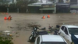 Вторые сутки в автобусе: туристы из РФ застряли во Вьетнаме из-за наводнения