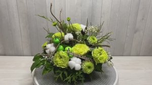 Композиция на стол из пионовидных роз и хлопка