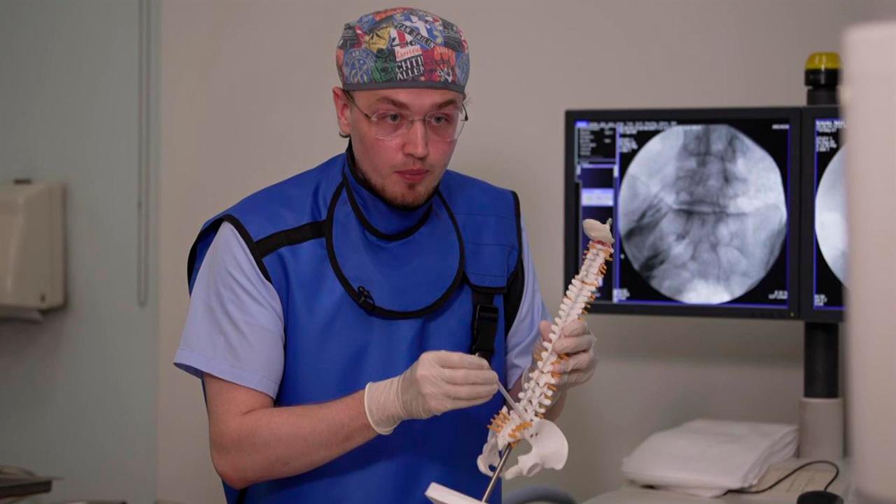 Врачи показали, в каких позах нельзя убираться по дому