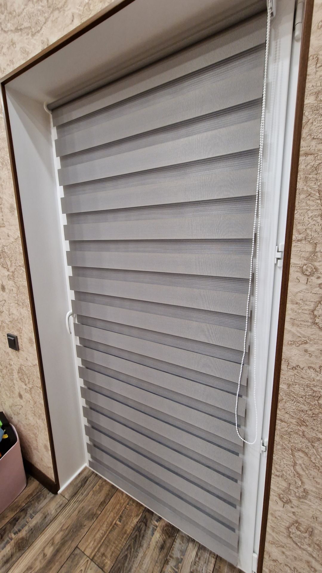 Свободновисящие рулонные шторки Зебра (День-ночь). Ткань Делия 138