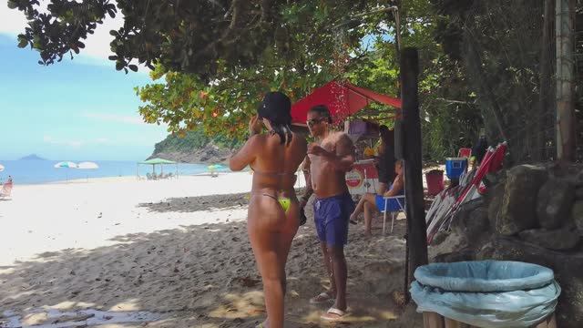 Фигуристые красивые женщины в микробикини