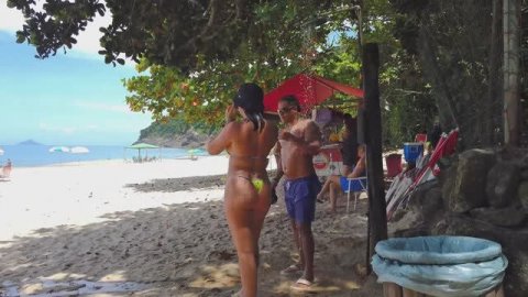 Фигуристые красивые женщины в микробикини