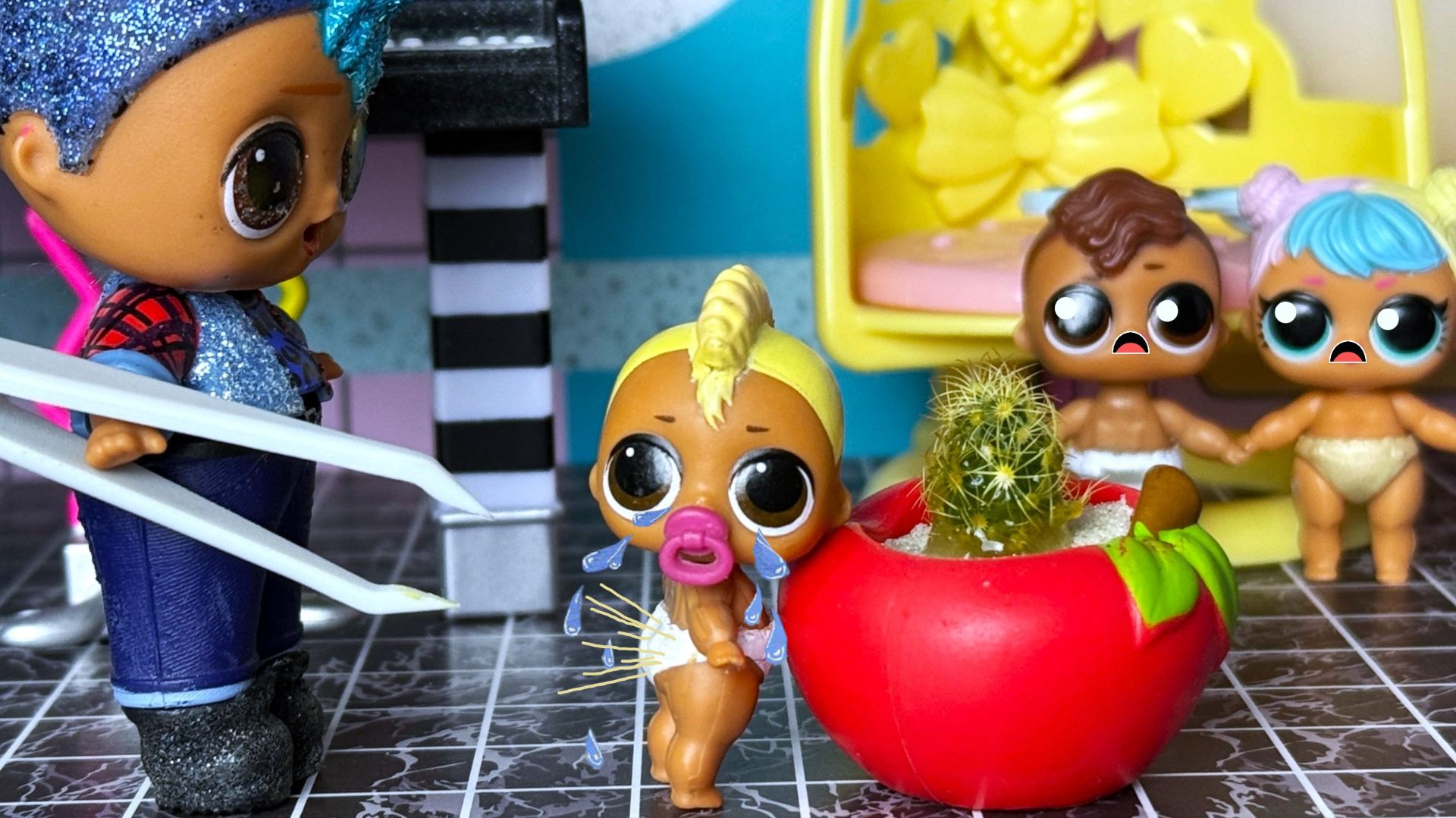 СЕЛ НА КАКТУС🌵🌵, ВЕСЬ В КОЛЮЧКАХ😱 Куклы ЛОЛ сюрприз МУЛЬТИК смешные истории с игрушками ДАРИНЕЛКА