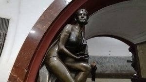 Одна из красивых станций ММ.
Станция Площадь революции!
