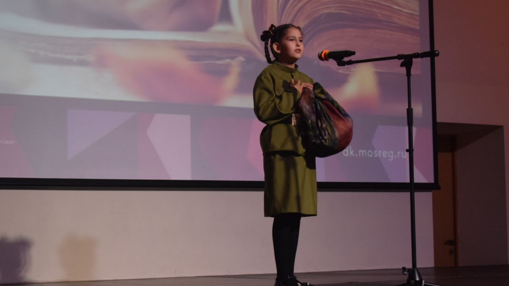 Две сестры бежали от войны. Автор: Сергей Сухонин. Читает:Арина Коноваленко, 8 лет смотреть онлайн