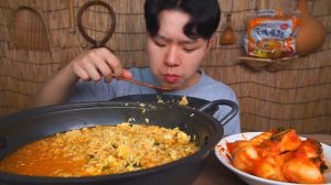 Кореец ест рамен и яйца. Мукбанг. ASMR. Корейцы едят на камеру. Мокбанг (1080p)