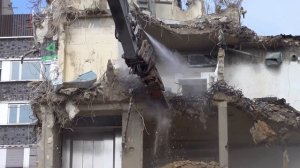 Демонтаж здания с помощью экскаватора Hitachi ZX690LCH-7