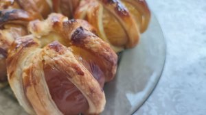 Бананы и яблоки в слоеном тесте, приготовленные в аэрогриле