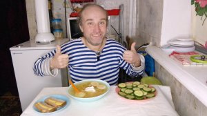 на обед доедаю щи и огурец. очень острая горчица. мукбанг. обжор. еда на камеру. диета. шизофрения.