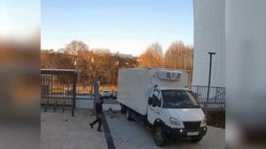 Грузовик встал на дыбы и протаранил ворота ЖК в Казани