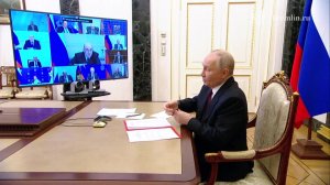 Владимир Путин в Кремле провёл по видеосвязи оперативное совещание с постоянными членами Совета Б...