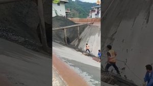 Строительство, разгрузка баржи