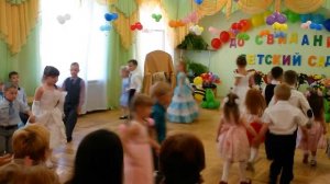 Танцует на выпускном