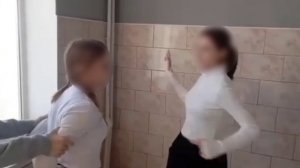 В Хадыженске подростки сняли на видео избиение девочки в школьном туалете