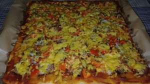 Пицца с сочным свиным шашлыком и свежими овощами.