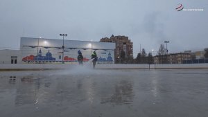 В парке «Питомник» приступили к заливке ледового покрытия на катке