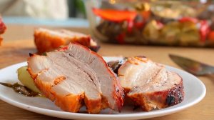 Нежная и хрустящая, запечёная свиная грудинка с овощами