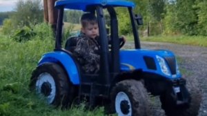 Детский электро трактор — как настоящий, только маленький.