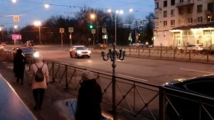 Утро. Люди идут на работу.