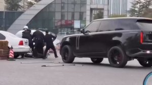 Range Rover на всякий случай

В китайском городе Чжэнчжоу, провинция Хэнань, мужчина в чёрном вел се