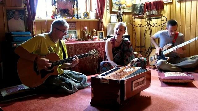 "Мы - единая семья" (живой звук). "Санкиртана Лила"