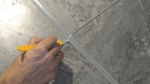 рабочие хитрости при ИДЕАЛЬНОЙ ЗАТИРКИ ПЛИТКИ! Затирка без грязи и тряпочек)))