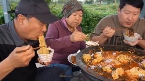 Простая домашняя похлёбка из говяжьих потрохов в костном бульоне с пельменями - Mukbang шоу еды