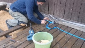 Деревянный настил возле дома. Вышел на финишную пямую. Стелю террасную доску.