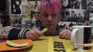 мукбанг картошка жареная с яйцом огурцы чай и пряник арбуз