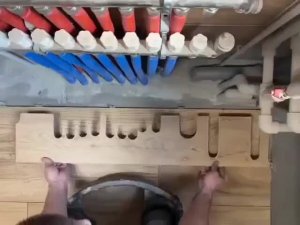 Мастер по полам перфекционист.