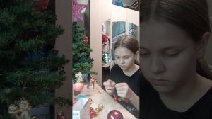 украшаю ёлку