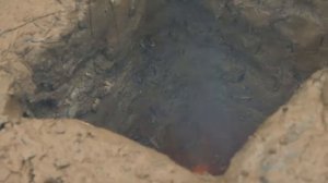 Построил землянку для выживания в лесу